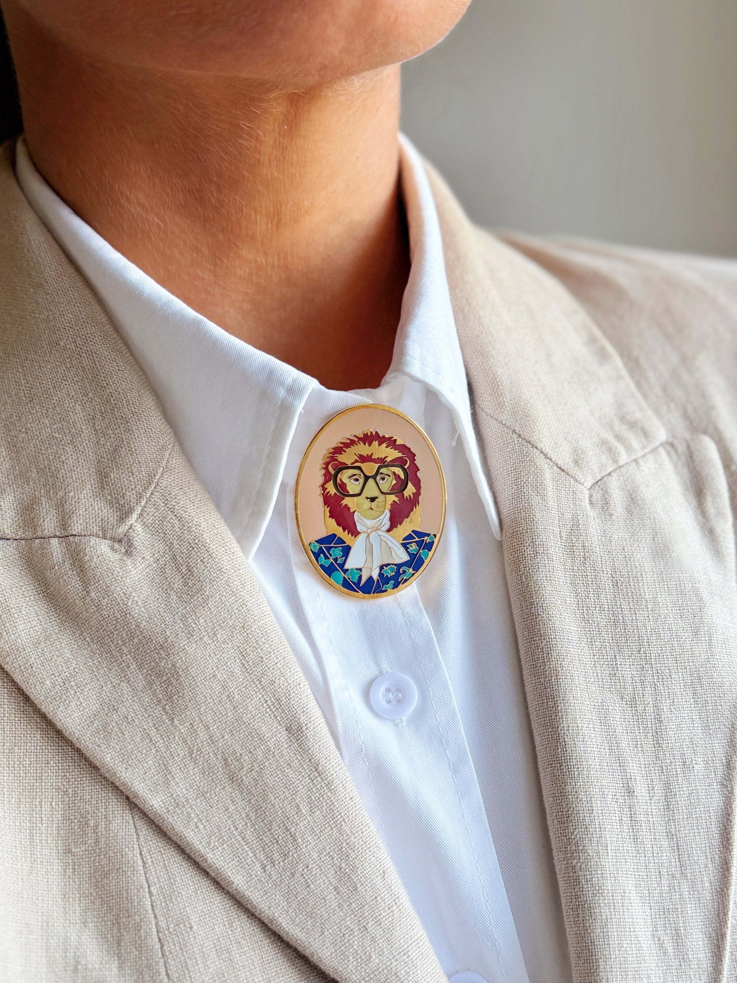 Lion motif lapel brooch